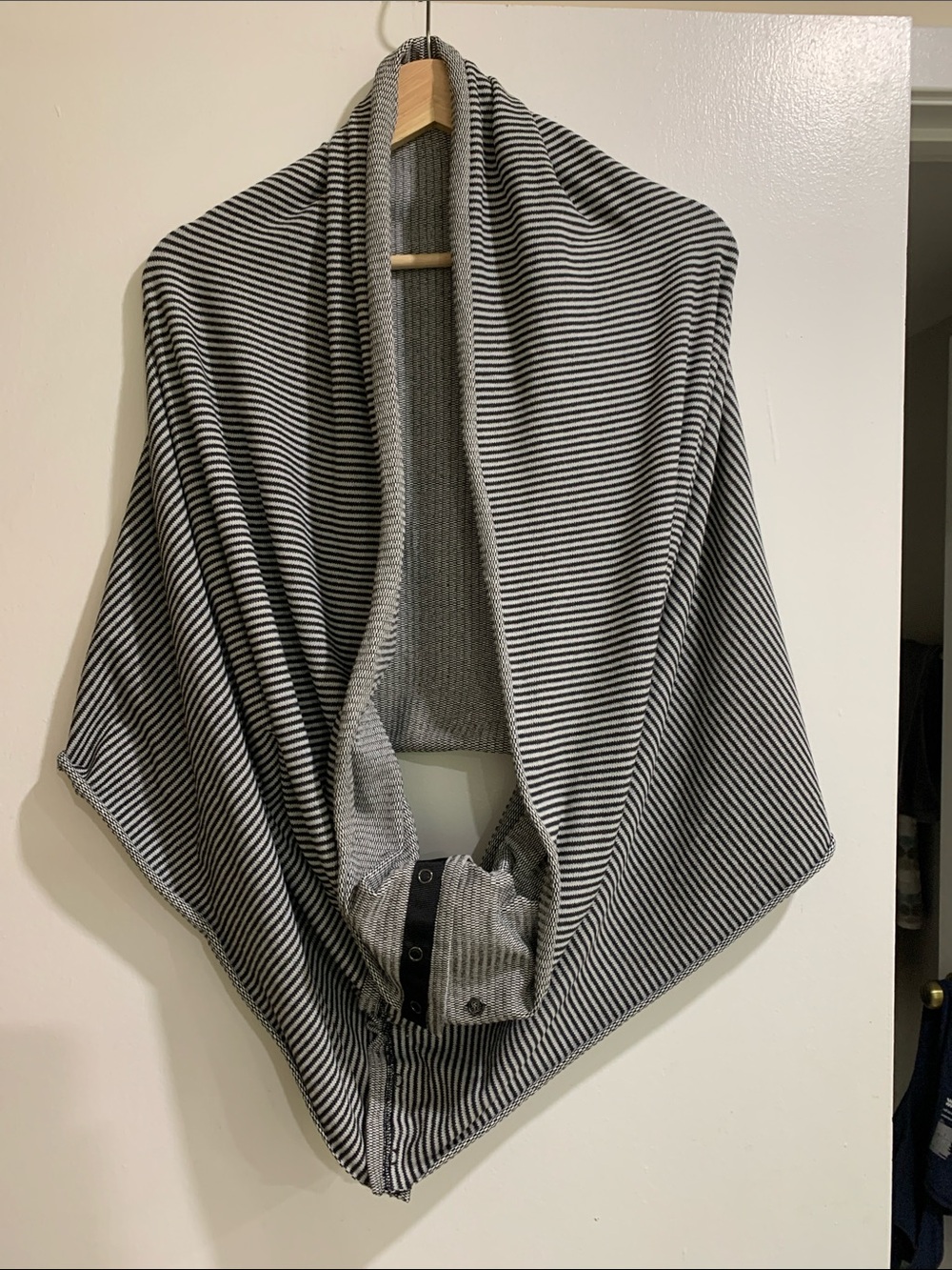 LULU LEMON Vinyasa Infiniti scarf - black white stripes with snaps. Soft, warm.